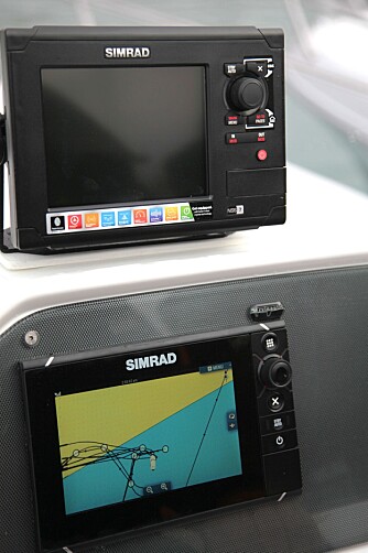 TRYKK: Hos Simrad og Lowrance kan lysstyrken lett dempes med presisjon fra både skjerm og knapper. FOTO: Terje Haugen TRYKK: Hos Simrad og Lowrance kan lysstyrken lett dempes med presisjon fra både skjerm og knapper. FOTO: Terje Haugen