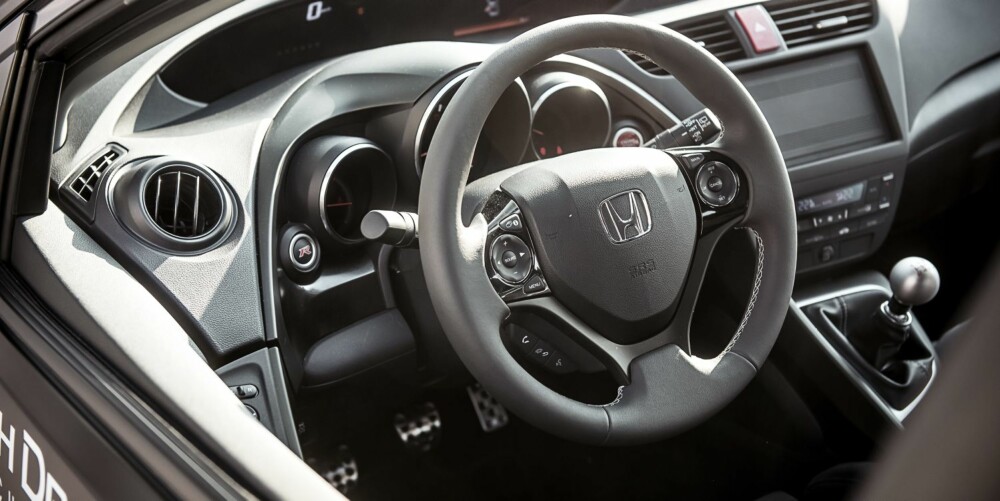 DARKNESS: Type R er mørk og aggressiv, innvendig som utvendig. DARKNESS: Type R er mørk og aggressiv, innvendig som utvendig.