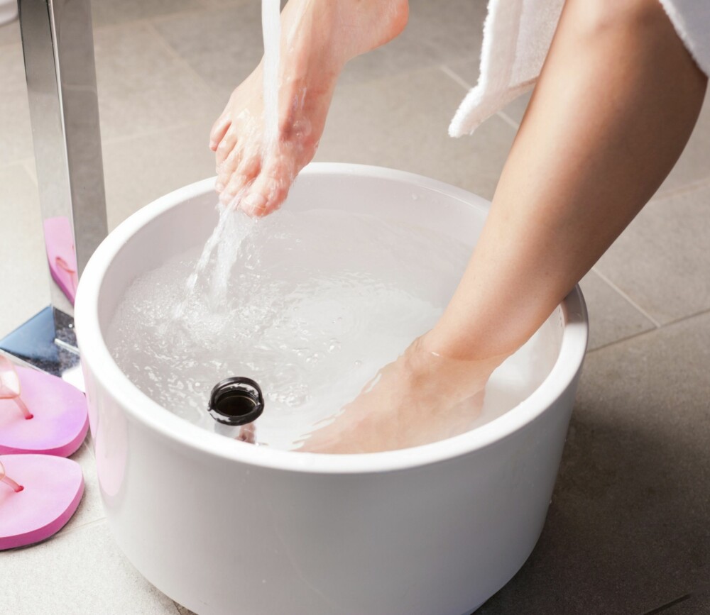FOTBAD: Et fotbad er en perfekt start på veien mot myke og lekre sommerføtter.