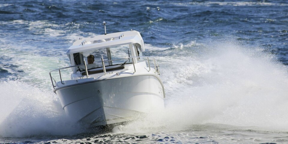 STØDIG: Som ventet er båten trygg og stabil i sjøen, og går fint i 10-15 knop selv i krappe bølger. FOTO: Terje Bjørnsen
