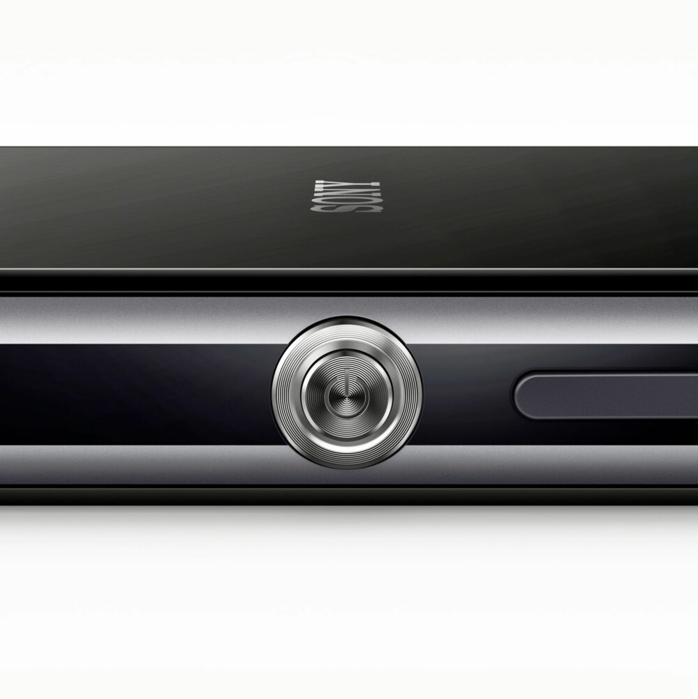 SIGNATUR: Av/på-knappen er tydelig og er blitt et symbol for Sonys mobiler og nettbrett.