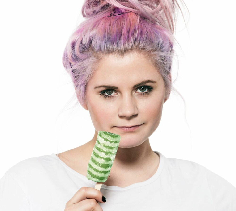 SØT SOM SAFTIS: P3morgens Line Elvsåshagen var hoppende glad da hun fikk is på fotoshoot. - Jeg synes det er litt vanskelig med bilder. Jeg blir veldig fjollete og sjelden fornøyd med resultatet, men prøver å ikke bry meg så mye, sier hun. SØT SOM SAFTIS: P3morgens Line Elvsåshagen var hoppende glad da hun fikk is på fotoshoot. - Jeg synes det er litt vanskelig med bilder. Jeg blir veldig fjollete og sjelden fornøyd med resultatet, men prøver å ikke bry meg så mye, sier hun.