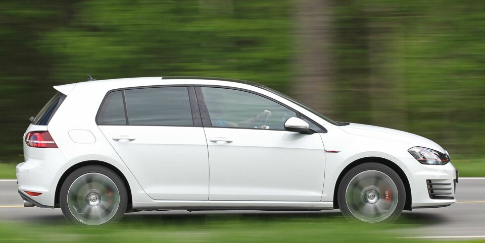 RASK: Fra siden viser store hjul og røde kalipere at det er noe ekstra med GTI. Den virkelige forskjellen kjenner du imidlertid først når du gir gass: Med 230 hk er VW Golf GTI svært rask. FOTO: Petter Handeland