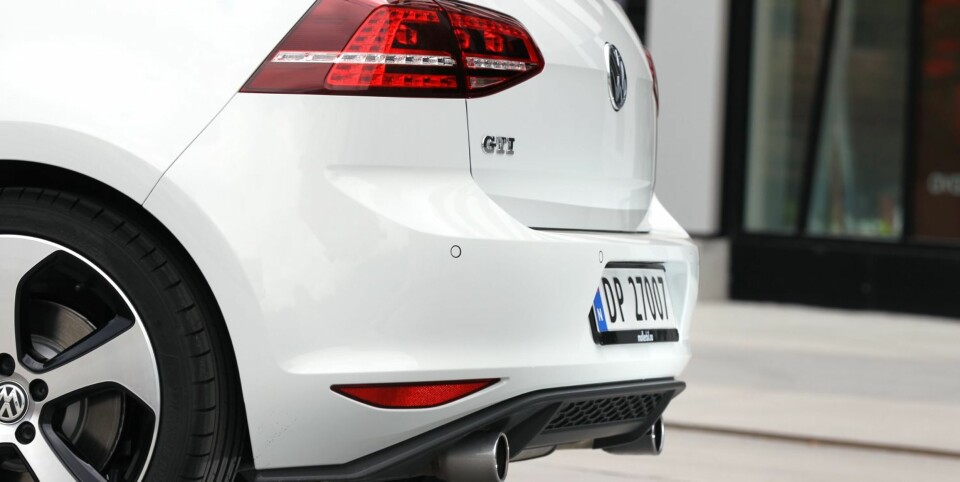 POLERT YTRE: Bak har Golf GTI litt mørkere lykter enn en vanlig Golf, to eksosrør og en liten diffusor. Også bak har den ventilerte bremseskiver. Sportsunderstell er standard. FOTO: Petter Handeland