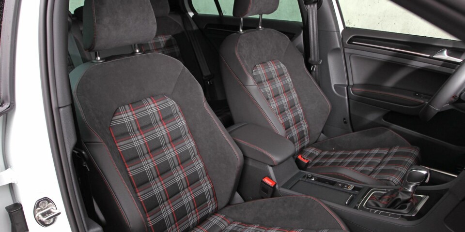 SKOTSKRUTET: Setene i VW Golf GTI har, tradisjonen tro, et rutemønster som ellers kun er elsket av eldre damer og menn som ikke har bruker undertøy under kilten. Du kan få den med andre setetrekk om du vil. FOTO: Petter Handeland