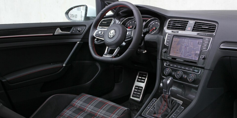 MODERNE: VW Golf GTI har en god utstyrspakke som standard. Innvendig er den pyntet med røde linjer i dørene og røde sømmer på ratt og ved girspaken. Skjermen gir moderne følelse og god brukskomfort. FOTO: Petter Handeland