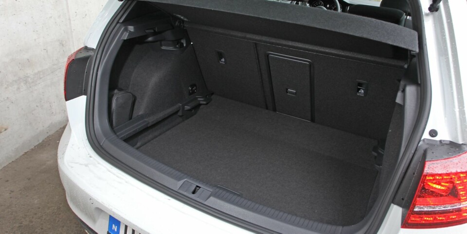 PRAKTISK: VW Golf GTI er like praktisk som en vanlig Golf. Bagasjerommet, som er oppgitt til 380 liter, er det samme, og selvsagt kan seteryggen legges ned. FOTO: Petter Handeland