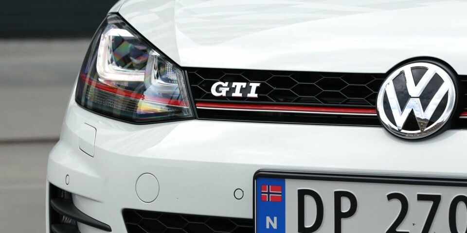 STERKE BOKSTAVER: GTI-motoren sørger for at 60-100 km/t bare tar 3,4 sekunder. En forbikjøring er over straks etter at du har trykt på gassen. FOTO: Petter Handeland