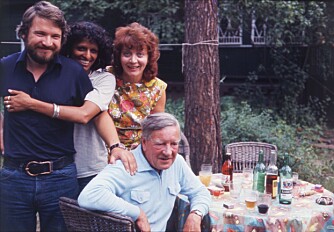 Bildet er fra 1975, i hagen til spionkollega George Blake utenfor Moskva. Kim Philby sitter på stol. Bak fra venstre: Sønnen John Philby med kone Nishia. Til høyre er Kim Philbys fjerde kone, Rufina Pukhova.