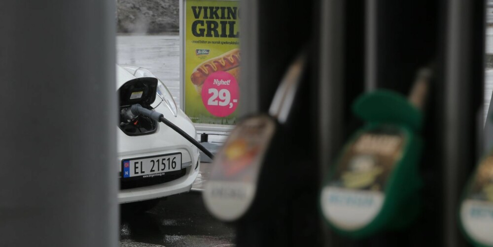 MANGE FRISTELSER: Hva gjør man mens man venter på at batteriet lades? Elbil-eiere må holde seg i skinnet for ikke å havne i kø for fedmeoperasjon. MANGE FRISTELSER: Hva gjør man mens man venter på at batteriet lades? Elbil-eiere må holde seg i skinnet for ikke å havne i kø for fedmeoperasjon.