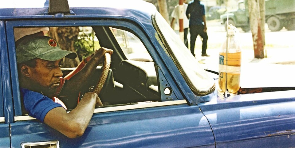 KRUTTSTERK: Flaske med bensin på panseret. Sånn fungerer det på Cuba