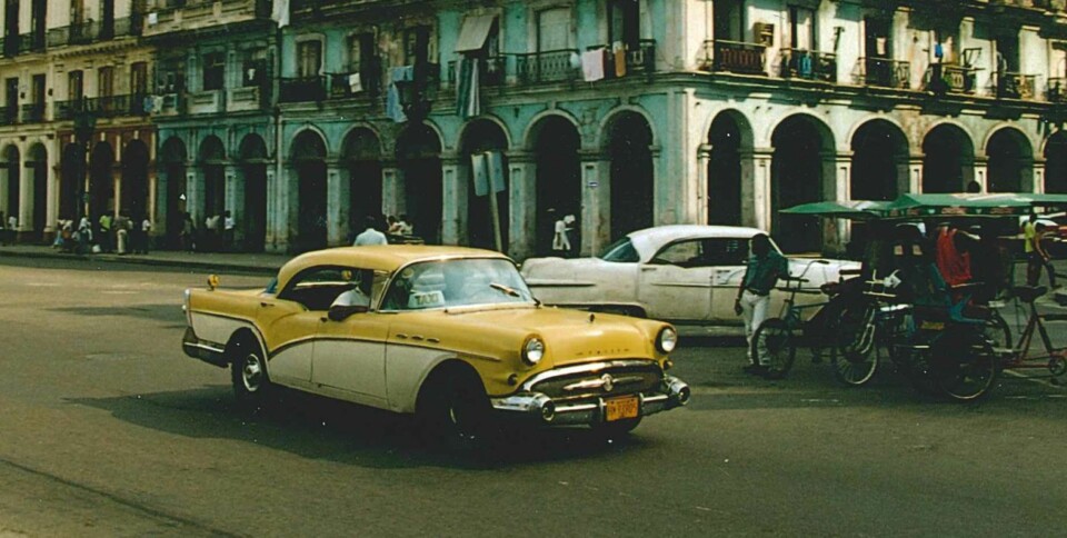 VAKKERT: Flotte biler og flotte bygninger. Begge deler er like slitne.