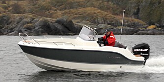 TRYGG OG PRAKTISK: Høyt fribord gjør Uttern S49 trygg for en familie på båttur. Det praktiske aspektet er ivaretatt med gode stuverom og god plass ombord.
