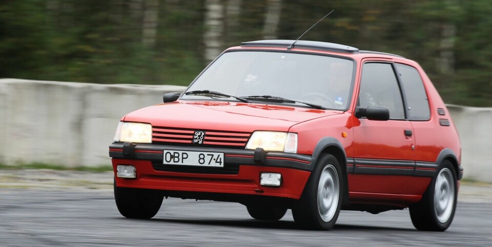 MORSOMME YTELSER: I forhold til nye 208 GTI, som sprinter fra stillestående til 100 km/t på syv sekunder, er 205 GTI ganske treg ut av startblokka. Det ærlige draget i sugemotoren og den mekaniske motorlyden gir uansett en herlig godfølelse.