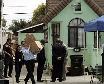 Gjenstander blir fjernet fra huset til massemorderen Lonnie David Franklin i Los Angeles.