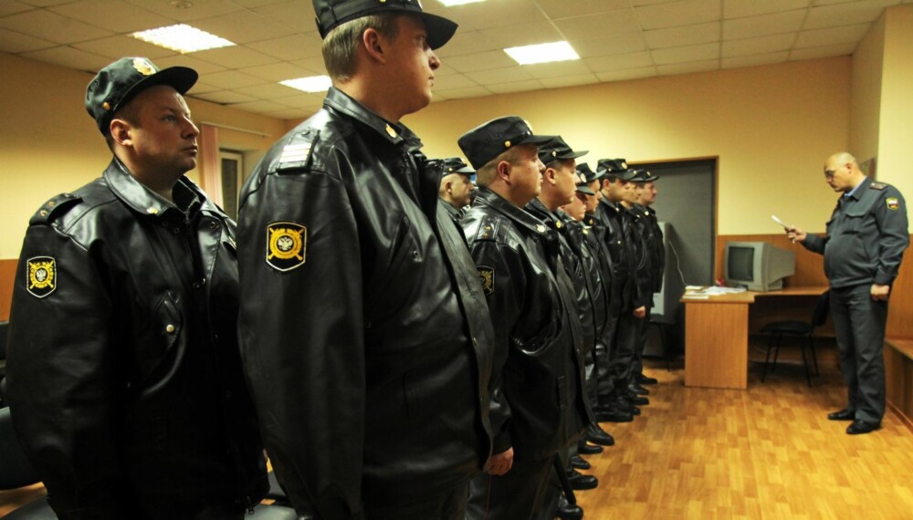 En overbetjent gir dagens instrukser til polititroppen i Nishnij Novgorod førmannskapet rykker ut i gatene.
