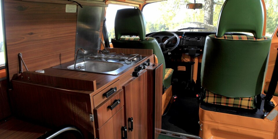 HAR DET MESTE: Camperen har alt man strengt tatt trenger, siden toalettbesøk kan foregå på bensinstasjoner og spiseplasser, og noen ganger bak en busk. FOTO: Egil Nordlien HM Foto