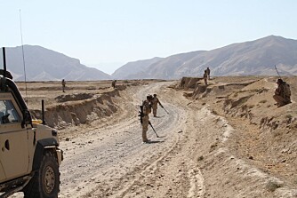Norske soldater mineklarerer en vei i Almar-provinsen. Størsteparten av tapene til ISAF-styrken skyldtes IED-er og veibomber.