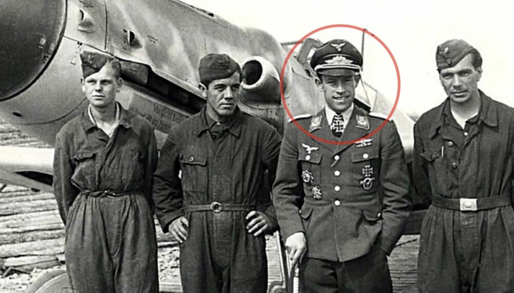 Major Heinrich Ehrler, sjef for Luftwaffes jagerfly i Norge sammen med bakkemannskapet sitt sommeren 1944. I hånden holder han «abschuss»-stokken med en utskåret ring for hvert nedskutte fly.