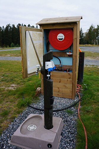 PRAKTISK: Mange av Telemark Kanalcampings plasser har sin egen lille sentral med brannslange, strømuttak, friskt vann og gråvann/toaletttømming for bobiler med egne tanker/pumper. FOTO: Geir Svardal