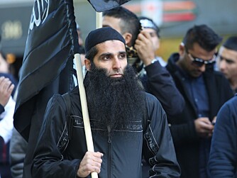 Arfan Bhatti, tidligere aktiv i et kriminelt gjengmiljø i Oslo, demonstrerer utenfor den amerikanske ambassaden i Oslo i 2012. Han sitter nå fengslet i Pakistan.