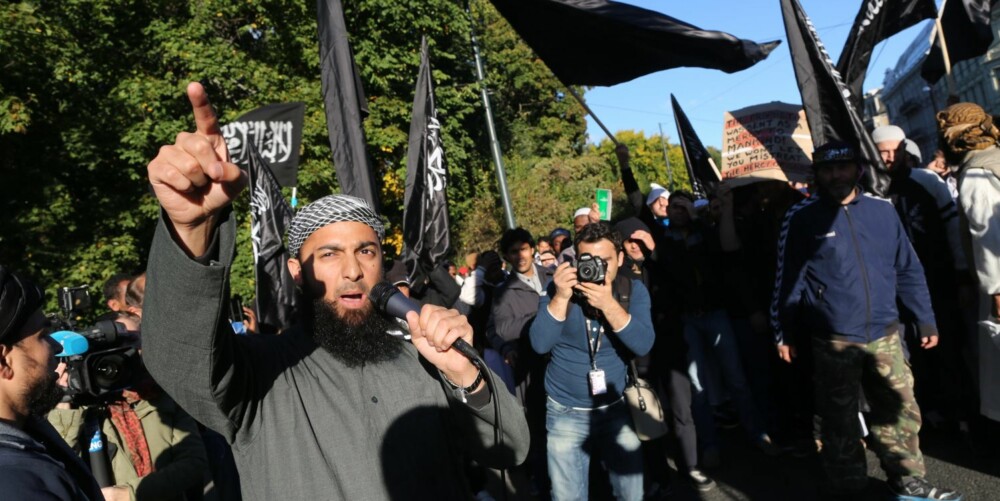 Antallet militante muslimer i Norge er stigende, ifølge PST. Her demonstrerer noen av dem foran den amerikanske ambassaden i Oslo i 2012. Mannen med mikrofon er Ubaydullah Hussain fra organisasjonen Profetens Ummah.