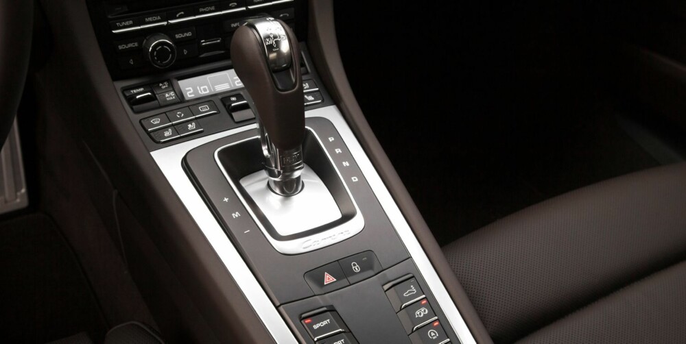 ELEGANSE: Funksjonalitet preger interiøret i nye 911. Nedenfor PDK-spaken finner du knappene som styrer alle godsakene i kjøreoppsettet. FOTO: Porsche