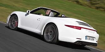 FETERE: Carrera 4 er bredere over hekken enn en bakhjulsdreven 911. Det gir større sporvidde, mens lysbåndet som forbinder baklysene er unikt for den firehjulsdrevne versjonen. FOTO: Porsche