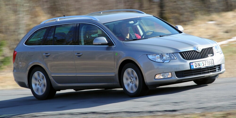 LANGKJØRING: Kjører du mye med bilen, anbefaler vi Skoda Superb med diesel. FOTO: Terje Bjørnsen