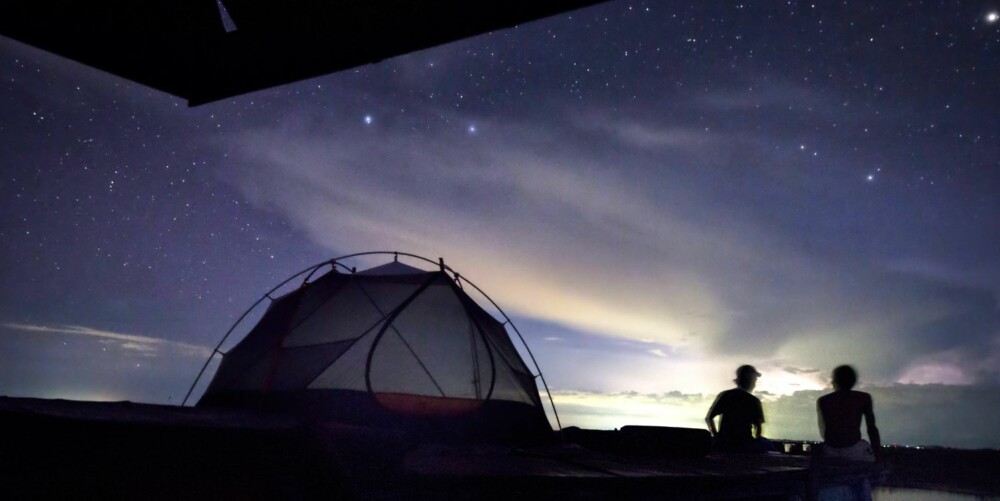 Jeg sov i telt på taket av båten vår. Heldigvis regnet det ikke, så jeg kunne sove kun i myggnettingen og dermed nyte en fantastisk stjernehimmel.