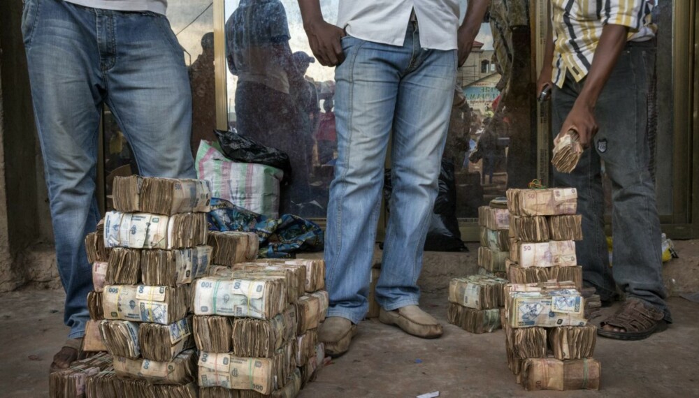 På gata i Mbuji Mayi står pengevekslere med store stabler velbrukte sedler. En merkelig, litt selvmotsigende opplevelse når jeg selv måtte passe på alt jeg hadde for ikke å bli rundstjålet av banditter, politi, soldater eller folk fra sikkerhetstjenesten. Haugen med sedler er verdt rundt 6000 US$, fortalte eieren.