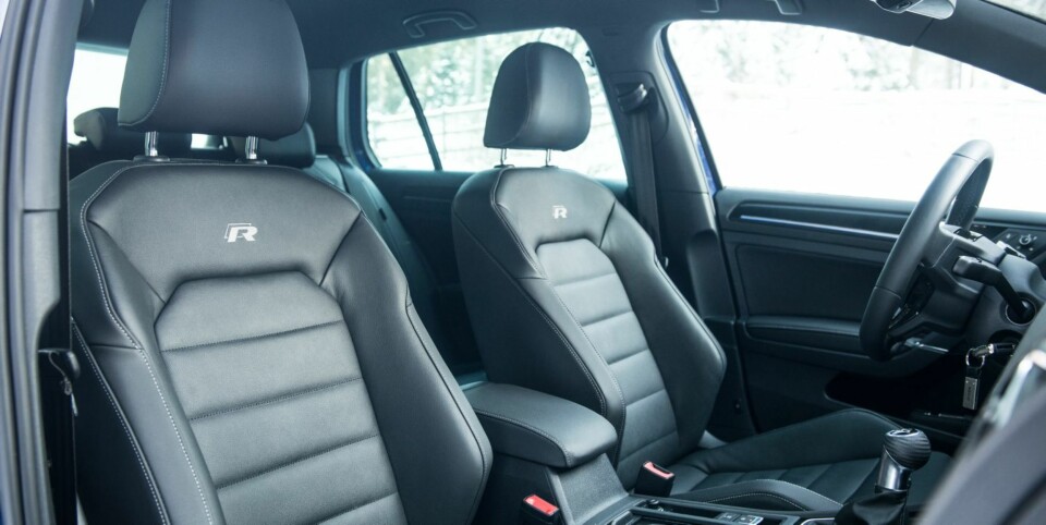 RÅSKINN: Du kan få Golfen med helkledde lærseter. Delvis Alcantara er inkludert. Men rutete GTI-stoff finnes ikke. FOTO: VW