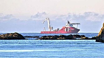 MV «Geosund» og kystverket utenfor Fedje i januar 2014.
