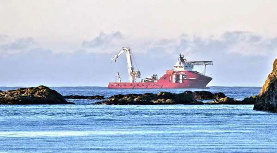 MV «Geosund» og kystverket utenfor Fedje i januar 2014.