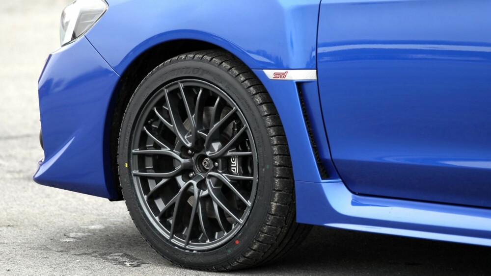 GJENNOMFØRT: Subaru har gjort en god jobb med chassi og hjuloppheng. Nye WRX STI kjører meget bra og går som en kule. Og bremsene står heldigvis i stil. GJENNOMFØRT: Subaru har gjort en god jobb med chassi og hjuloppheng. Nye WRX STI kjører meget bra og går som en kule. Og bremsene står heldigvis i stil.