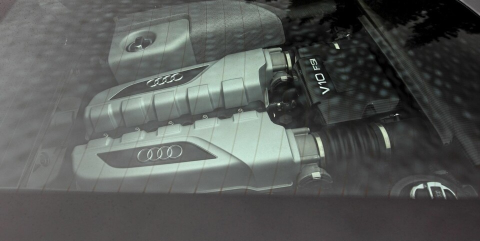 TIL PYNT: Motoren i R8 V10 er plassert bak en glassrute. Det gjør at den kan beskues av alle som nærmer seg bilen.