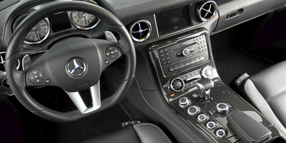 LUKSUS: Superbilytelser blandes med luksusinteriør i SLS AMG. Her finnes en knapp for alt, dyrt skinn og ekstremt dyr karbonfiber. LUKSUS: Superbilytelser blandes med luksusinteriør i SLS AMG. Her finnes en knapp for alt, dyrt skinn og ekstremt dyr karbonfiber.