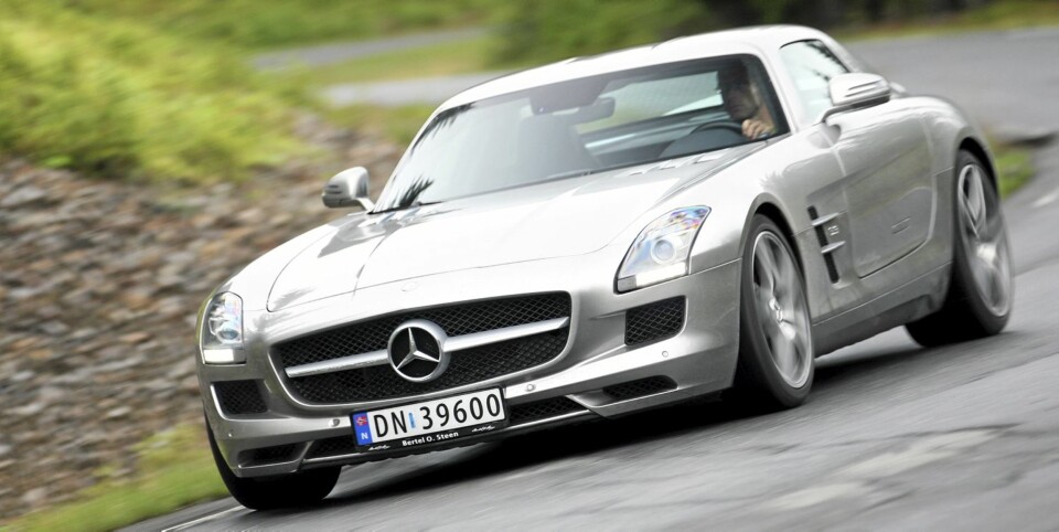 LANGT PANSER: SLS har et panser på størrelse med en fotballbane. Det virker som om tilbakemeldingene fra forhjulene forsvinner på vei til rattet.