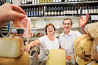Hos Roberto Polica og familien i forretningen Antica Caciara kan du handle ost, skinke og andre delikatesser.