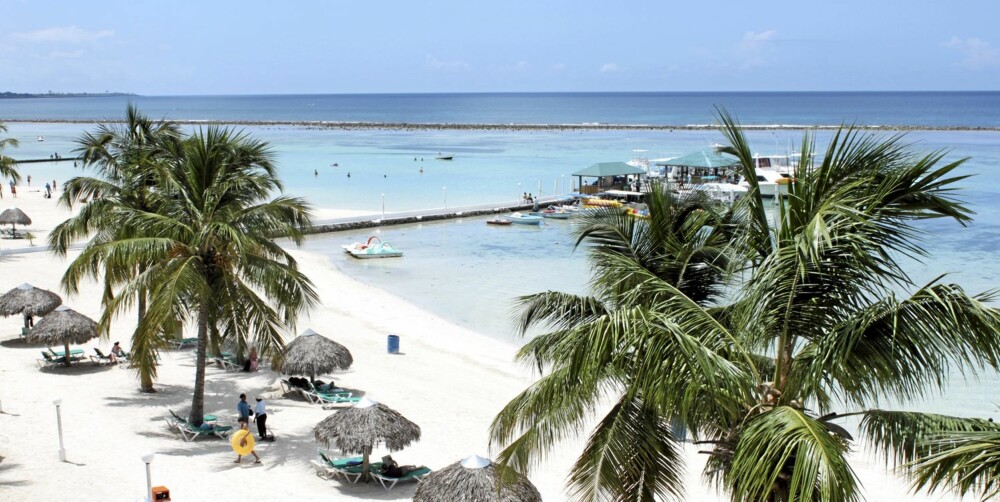 Det karibiske hav: Den dominikanske republikk lokker med krystallklart vann, kritthvite strender og palmetrær.