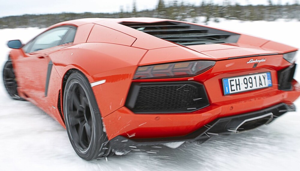RÅDYR PÅ ISEN: Kan en superbil være en god vinterbil? Ja visst, bare spør skistjernen Jon Olsson. FOTO: Lee Brimble