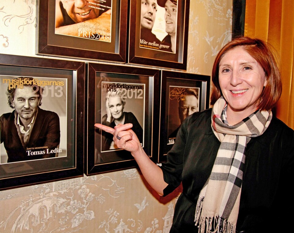 WALL OF FAME: Sympatiske Jeanette Teigland fra Drammen er slottsdirektør på Hesselby Slott. Mange artister har satt sitt preg på slottet, ikke minst slottsherren selv,
den populære artisten Tomas Ledin.