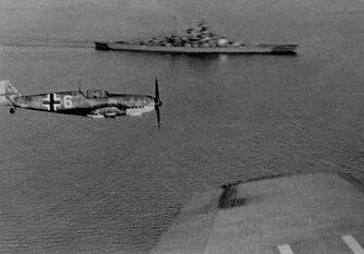 Tirpitz blir eskortert av Messerschmitt-fly i norsk farvann.