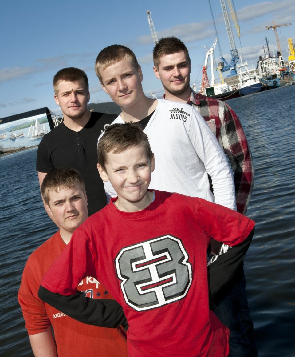 FEM GUTTER: Casper satte stor pris på besøk fra storebrødrene da han oppholdt seg på sykehuset. Fra venstre: Sebastian (16), Richard (21), Joachim (18), Casper (11) og Oliver (14). (Foto: Tor Erik H. Mathiesen)