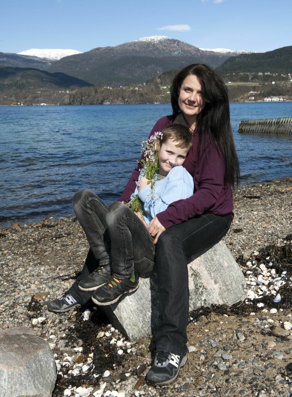 TAKKNEMLIG: Mamma Wenche Synnøve (39) tenker ofte på hvor heldig hun er som får holde rundt en frisk og fornøyd elleveåring. Kontrasten til den dramatiske tiden på sykehuset er stor. (Foto: Tor Erik H. Mathiesen)