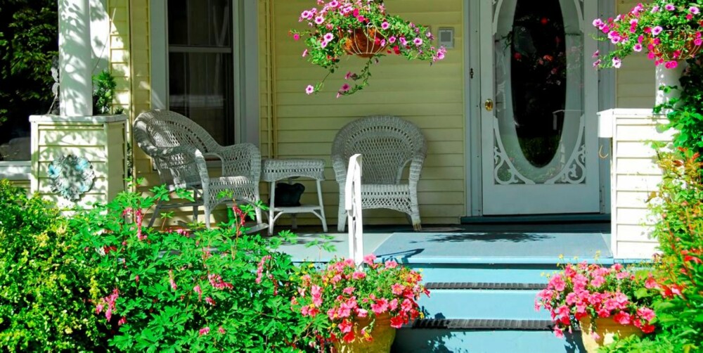 PLANT I KRUKKER OG KAR: Ampler, krukker og potter kan fylles med dine favorittblomster. PLANT I KRUKKER OG KAR: Ampler, krukker og potter kan fylles med dine favorittblomster.