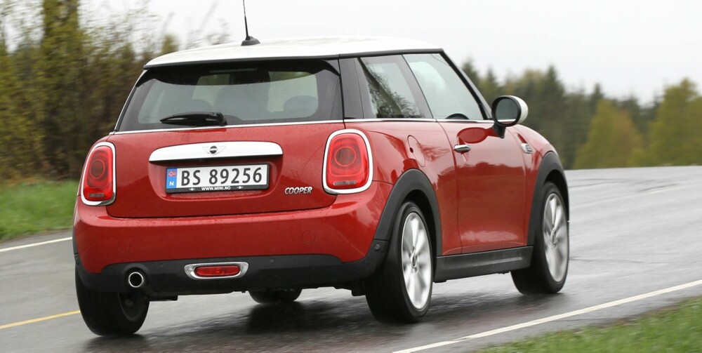 RIMELIG MORO: Mini Cooper gjør det den ble satt på planeten for å gjøre: Gi masse kjøreglede og entusiasme for minst mulig penger. Ser du etter en praktisk småbil, må du lete et annet sted. RIMELIG MORO: Mini Cooper gjør det den ble satt på planeten for å gjøre: Gi masse kjøreglede og entusiasme for minst mulig penger. Ser du etter en praktisk småbil, må du lete et annet sted.