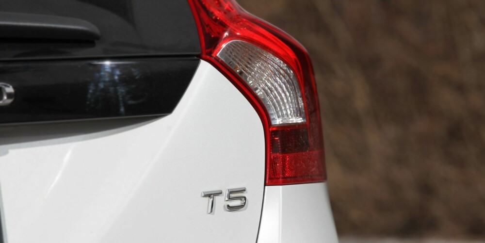 T5: En sterk bokstav- og tallkombinasjon. Så sterk at du kjenner det kraftig i rattet når du gir gass. Kanskje er et lavere tall, som vil gi betydelig lavere pris, vel så bra for en V60 som skal kjøres i Norge. FOTO: Petter Handeland T5: En sterk bokstav- og tallkombinasjon. Så sterk at du kjenner det kraftig i rattet når du gir gass. Kanskje er et lavere tall, som vil gi betydelig lavere pris, vel så bra for en V60 som skal kjøres i Norge. FOTO: Petter Handeland