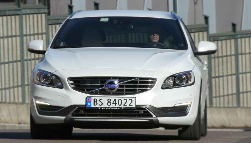 STERK: Bak grillen ligger en kraftpakke i Volvo V60 T5. 245 hk og 350 Nm dreiemoment gjør den ordentlig rask, men også temmelig dyr. FOTO: Petter Handeland