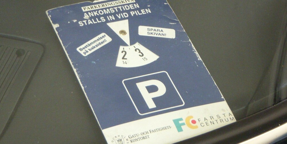 P-SKIVE: I mange land er slike parkeringsskiver påkrevd. Du setter skiva på klokkeslettet du parkerer, og må forlate plassen før parkeringstida utløper. FOTO: Wikipedia Commons